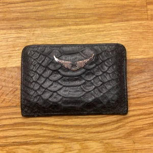 Plånbok  - Den är ganska använd lite sliten på merket men fungerar super bra inga hål eller så💕