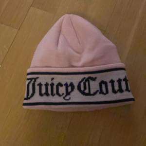 Säljer min helt oanvända juicy couture mössa. Den är äkta! Skriv för mer bilder och funderingar!💓