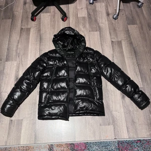 Shiny puffer jacket - Fin puffer jacket från supply and demand. Köpt för 1000 kronor på JD sports, inga defekter. Knappt använd.