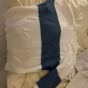 Stickad tröja  - Snygg stickad tröja!! I jättebra skick och väldigt snygg på. Skriv om ni undrar något ❤️