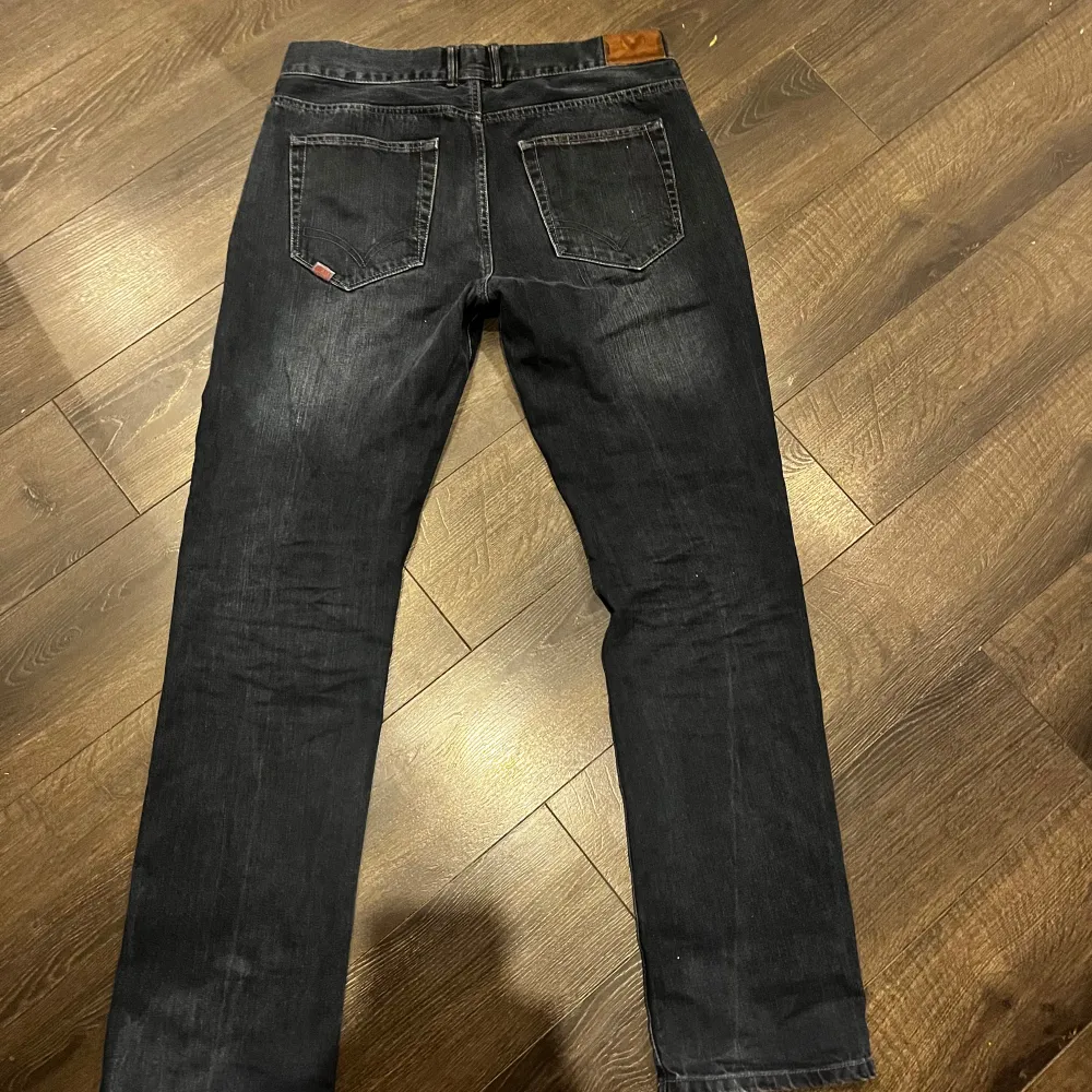 Storlek 34-34 med straight fit, 9/10 inga deffekter alls, skriv om frågor eller bud!. Jeans & Byxor.