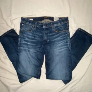 Snygga Jack n Jones jeans - Lappen där back är som visat lite lös. 