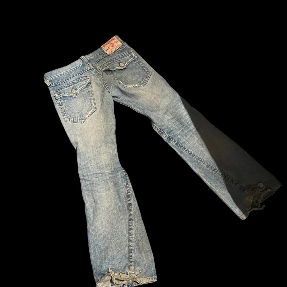 baggy äkta trueys i bootcut modell innerben:83cm midja:43cm  obs upptrampade. Jeans & Byxor.