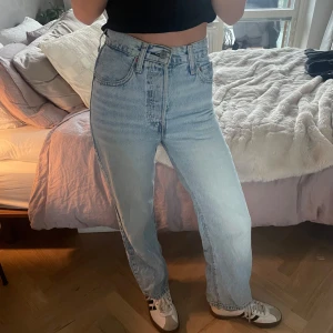 Levi’s jeans W24 - Säljer mina snygga levi’s jeans i modellen ”Ribcage straight”. De är i väldigt bra skick och har använts fåtal ggr. Nypris 1349kr.  Hör av dig vid funderingar!