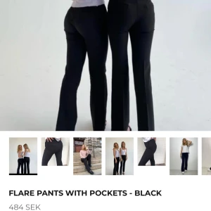 Svarta flarebyxor med fickor - Säljer ett par snygga svarta flarebyxor med fickor. De har en hög midja och en skön passform som sitter tight upptill och blir vidare nedtill. Perfekta för både vardag och fest! 🖤