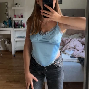 Snygg topp - Blå topp som passar perfekt till sommaren eller till finare tillfällen