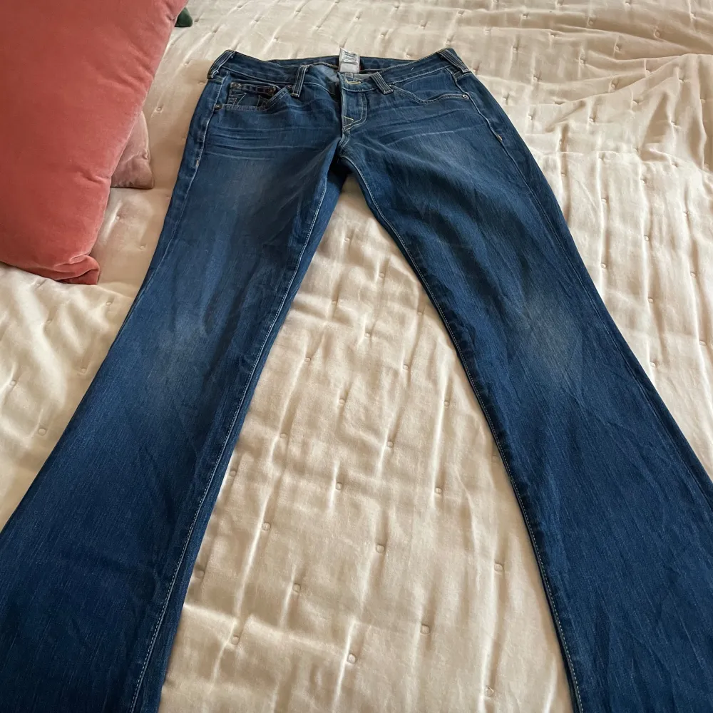 Säljer mina supersnygga True Religion jeans! De är lågmidjade och bootcut. De är i väldigt bra skick förutom på baksidan längst ner, som syns på sista bilden🩷. Jeans & Byxor.