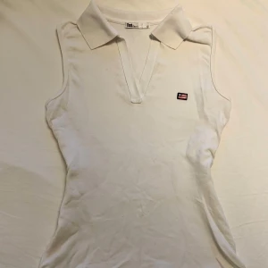 Y2k topp!💋 - En fett snygg office topp från Flash som tyvärr bara inte kommit till användning. Märket på bröstet är enkelt att sprätta bort om en vill och annars är toppen i asbra skick och har väldigt mycket mer att ge!💋
