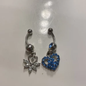 Navel piercingar - Säljer dessa 2 oanvända navelpiercingar, 40 kr styck💕