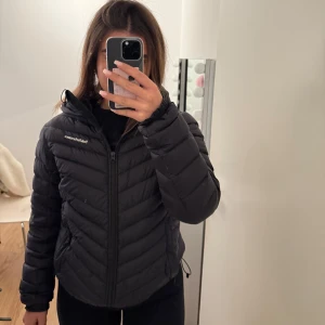 PEAK PERFORMANCE dunjacka svart strl L - En mycket fin jacka som använts i ca 6 månader 😍fint skick precis som ny  STRL L  