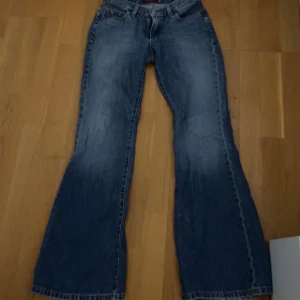 Lowwaist vintage jeans - Måtten står på sista sidan! Kom privat för fler frågor.