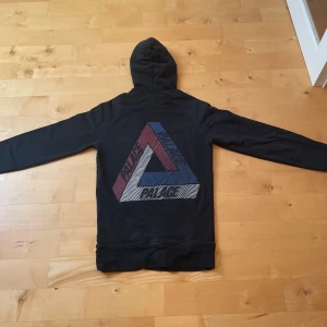 Palace hoodie. Storlek M, svart. Äkta och köpt här på Plick! - Tjena! Säljer denna svarta palace hoodie då den inte kommer till användning längre. Den är endast använd cirka 10 gånger. Bra skick! Den är storlek M och köpt på Plick. Den är äkta.