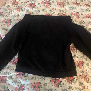 off shoulder topp  - en svart off shoulder topp, inte använd men köpt secondhand, inget fel på den i my skick. stämmer enligt passform. skriv för mer bilder 🤞