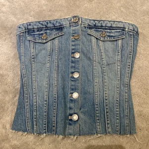 Denim korsett  - Denim korsett topp från zara i storlek xs, bara använd 1 gång 