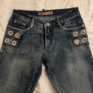 Jeans Lågmidjade bootcut  - Jätte snygga jeans som jag tyvärr säljer då dom är för små för mig! Köpta second hand och jag har inte sätt några tecken på användning så dom är i väldigt bra skick!