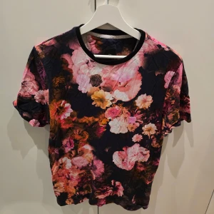 T-shirt från River island - Hej!    Jag säljer en t-shirt från River island i fint skick.    Storlek: medium.  Axelbredd: 42cm. Längd: 69cm.  Material: Viskos 96% och elastan 4%.    Med vänlig hälsning,  Lucas