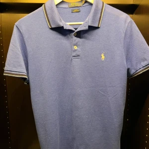 Blå Ralph Lauren Pike - Blå Ralph Lauren pike i strl M. Skick som ny, endast använd två ggr.