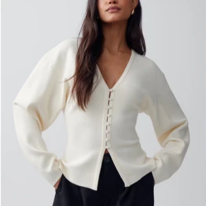 Cardigan gina - Så din tröja från gina tricot. Den är helt slutsåld! Ny med prislappen kvar 