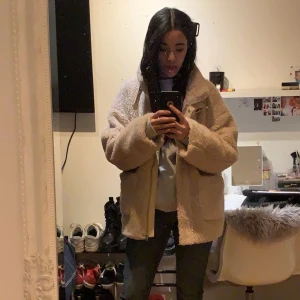 Teddybjörnsjacka - Mysig beige teddy jacka! Den är i bra skick, behöver kanske tvättas dock. 🫰 Den är M men passar mig (som ni ser på bild 1) som har storlek S samt storlek M (bild 2) Pris kan diskuteras!