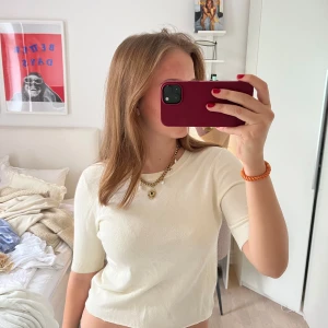 Stickad tshirt - Klippt själv så lite kortare i modellen! Superfin lite gul färg 💕