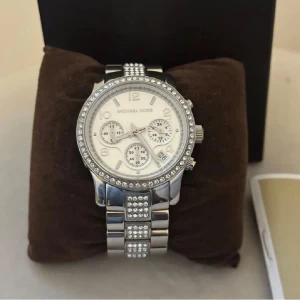 Micheal Kors silver klocka - Oanvänd. Reglerbar. Batteriet behöver bytas