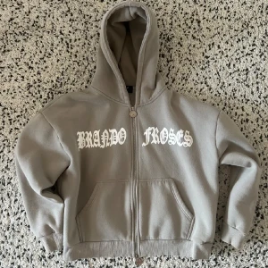 Brand of Roses zip up - Zip up hoodie från märket ”Brand Of Roses”. Säljer för att den är för stor. Skriv för fler bilder. Priset är inte fast! Byter gärna om ni har något fett.