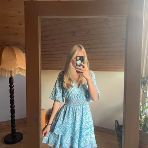 Klänning - En jättesöt klänning från New yorker. Endast använd en gång.