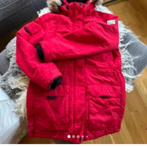 Vinterjacka  - Vinterjacka i fint skick. Djur och rökfritt hem 