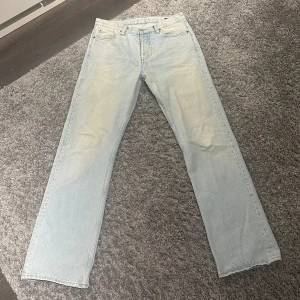 Hope Rush denim blue - Storlek 30, ljusblå,skick 9/10, kvitto + påse från butiken fås med. Säljs för de inte kommer till användning. Mvh 