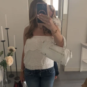 Snygg topp! - Suger snygg off shoulder topp från vila i strl S/36💕 super fint skick!😇