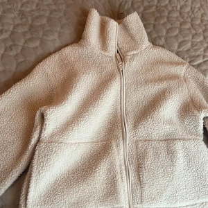 Teddy jacka från H&M - Populär, slutsåld Teddy jacka från H&M!💕💕
