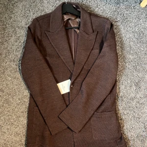 John Henric kavaj - En fin och stilren John Henric kavaj i nyskick med tags kvar! Köpte tröjan för 3 månader sedan men aldrig kommit till användning då den tyvärr inte passar min stil. Materialet är lite tunnare så fungerar perfekt att använda vid finare tillfällen😊