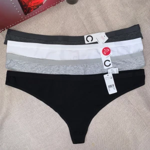 Set med tre par trosor i olika färger - Säljer ett set med 4 trosor från Cubus. De är i en enkel och bekväm stil. Materialet är mjukt och stretchigt för en skön passform. Originalpris 59kr styck men jag säljer 4 för 30kr. Står storlek 3XL men är lite mindre i storleken så passar även XXL. 