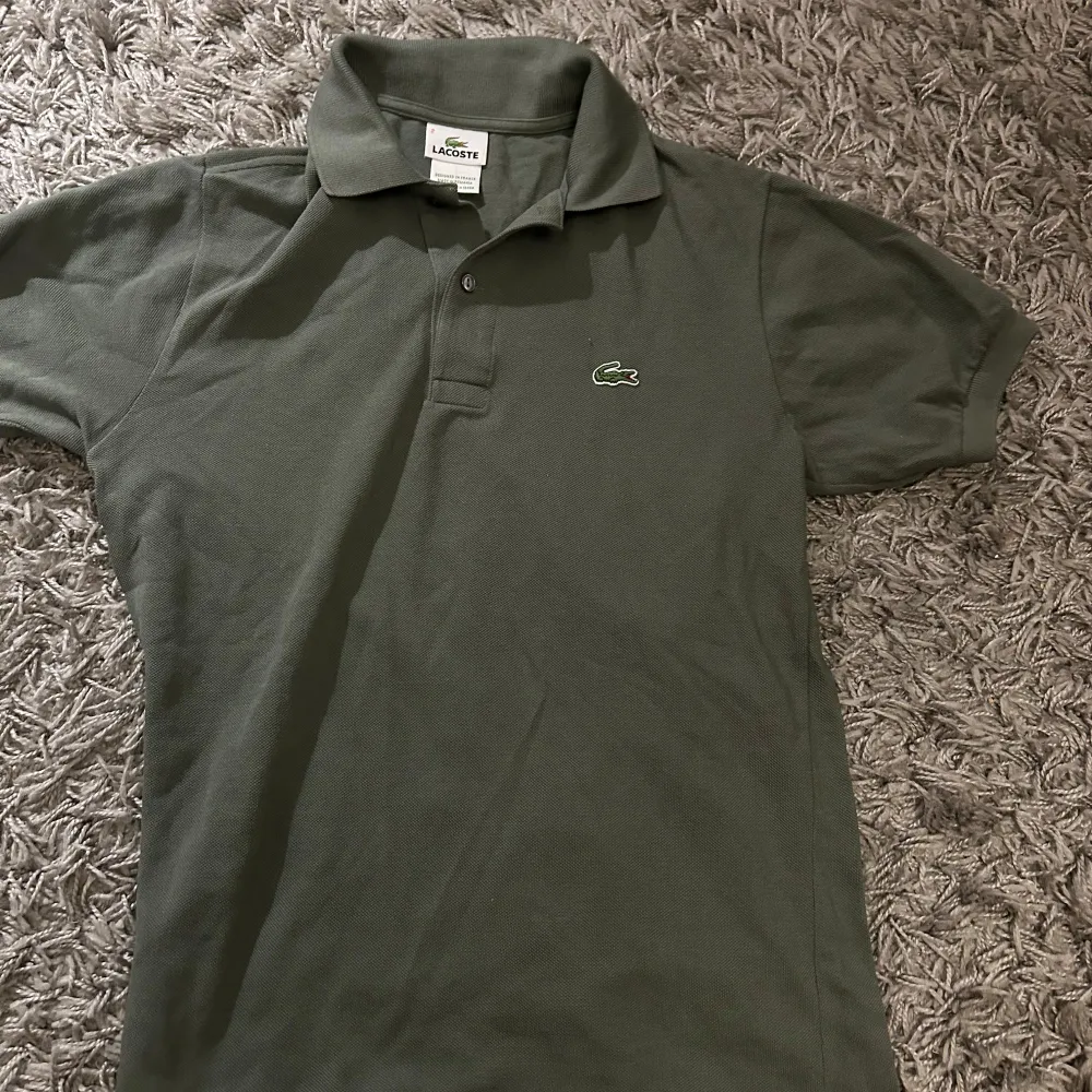 Lacoste piké knappt använd. T-shirts.