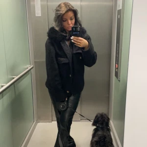 Jacka - Säljer min svarta pälsjacka som är använd men i väldigt fint skick. Ny pris mellan 800-900kr