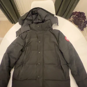 Canda goose wyndham - Hej nu säljer jag min jacka eftersom jag har införskaffat en ny!, finns inga fel på jackan bara att den har tappat lite färg osv, tyvärr så medföljer ingen päls heller eftersom den gick sönder   Skriv gärna för fler frågor!