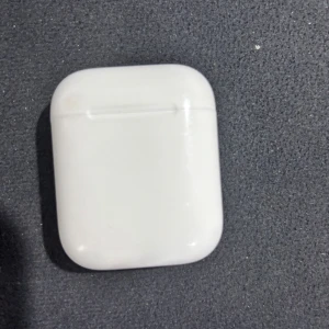 Airpods Skal - Tja, säljer airpods skal inga airpods ingår. Har en airpod som intw går att koppla ifall ni vill ha den med för 20kr