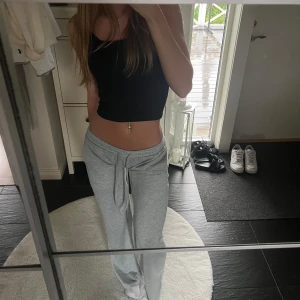 Omsydda low waist mjukis - Dessa köpte jag från SHEIN för två år sedan och har inte använt dom eftersom de var högmidjade då. Valde att sy om dom själv till lågmidjade byxor men dom blev i min smak för låga i midjan. Dom är oanvända stretchiga och i bra kvalitet.