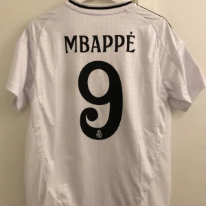 Real Madrid tröja med mbappe 9 - Den är använd två gånger och är helt o hållet i nyskick. Bara hör av er vid frågor. 