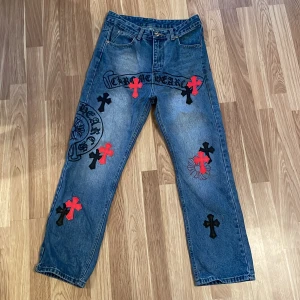 Chrome Hearts Jeans - Säljes dessa fina chrome hearts jeans! Haft den i cirka 1 år och bara använt dom i vintras, chrome hearts loggan som ska sitta på höger bak ficka har lossnat. Måtten: benlängd 100cm och höften 40cm