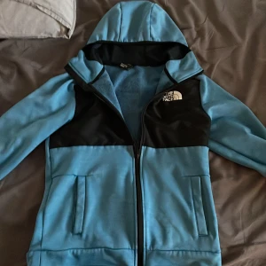 The North face tröja   - Köpte den tröjan på stadium  Inga problem med varan  Säljer den för 200 