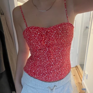 Topp - Super söt röd blommig topp. Aldrig använd