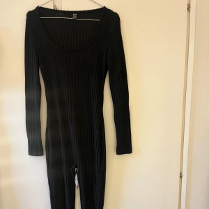 En jumpsuit och ett sett  - Jumpsuit är aldrig använd svart i mysigt tyg strlk m och settet står det strlk L i men den är liten så skulle säga strlk M samets använd 1 gång 💅🏾