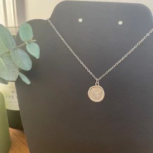 Halsband - Fjäril  - Egengjort silverfärgat halsband i rostfritt stål med silvrigt fjärils-hänge. 🖤Kolla gärna resten av mina annonser för samfrakt.