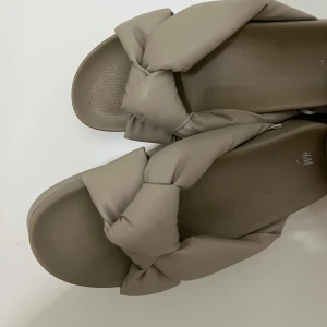 Fina sandaler - Har använd endast 1 gång. Sköna, man får inga skavsår! Säljer då jag inte använder dem. Kan diskutera priset. Strl är 41 men skulle mer säga 40/39!!