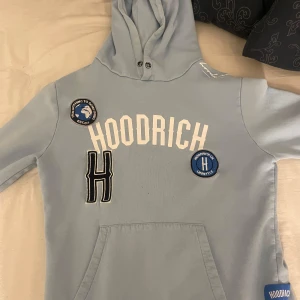 Hoodrich hoodie - Säljer en hoodrich hoodie i storlek L men passar bra i M då den är väldigt skön som oversize🥰 den har ett litet hål vid fickan men något som kan fixas enkelt! 