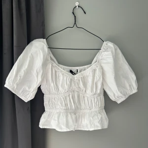 Topp - Vit topp från bikbok. Bra skick! Pris: 150kr