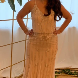 Festklänning. Använd en gång - Strl 38. 