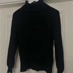 Svart polotröja från Bik Bok - Säljer denna svarta ribbade polotröjan från BikBok i storlek XS. 