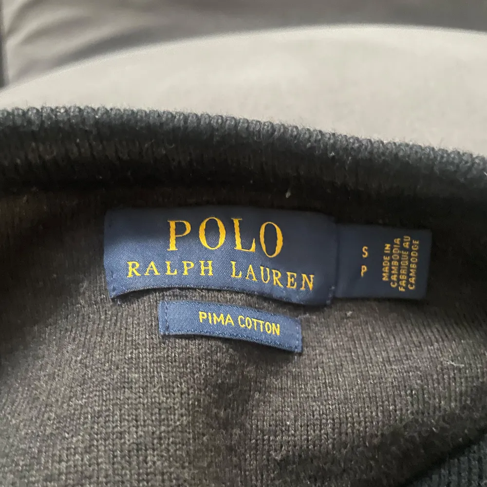 Säljer denna snygga polo sweatshirten😊skick 9/10 Inge defekter eller hål. Storlek S men passar M också. Köpt från hanzens för 2000 kr. Mitt pris 699 kr😅bara skriva för fler bilder eller frågor . Tröjor & Koftor.